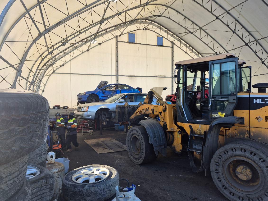 Trabajador cortando metal